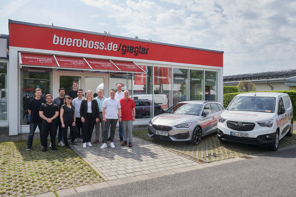 Das Team von bueroboss.de/giegler vor Ihrem Büromarkt in Schweinfurt